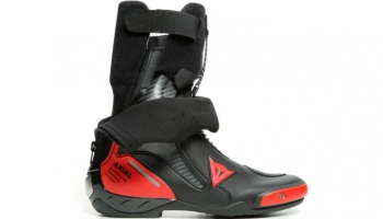 Axial Distortion Control System protegiendo los pies del motorista