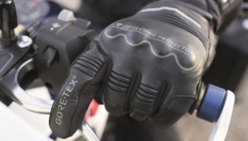 La composición y uso de los guantes de Dainese