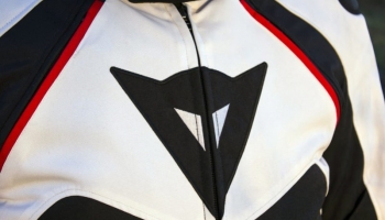 La gama de chaquetas Sport Dainese de tela se amplía.
